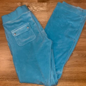 Juicy byxor  - Säljer nu mina turkosa juicy byxor i färgen petite four 💓de är nästan helt nya och endast använda 1 gång! 💓kan även tänka mig att byta mot en annan färg! 