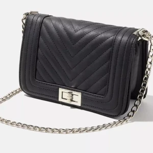 Väska  - Säljer denna svarta fina väska från montini 🤍 i nyskick! 