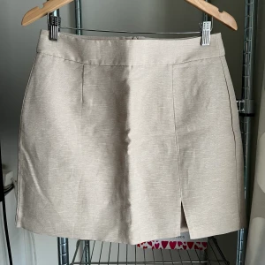 Intressekoll! - 🛑Intressekol!! 🛑denna fina beiga kjol i ”linne” från Gina Tricot. Mycket populär om jag minns rätt. Storlek 40 men passar en 38:a. Prislapp finns kvar!!!! Nypris 299 kr. Föreslå ett pris? 