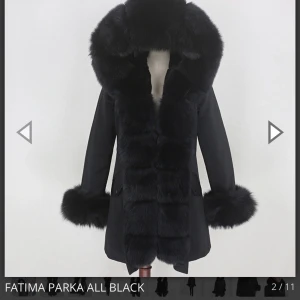 Fatima Parka All Black Jacka  - Köpt för 4000kr säljs för 2500kr men pris kan diskrutseras vid snabb affär 