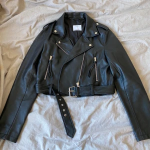 Skinnjacka Bershka - Superfin knappt använd skinnjacka från Bershka! Kortare i modellen, storlek L men mer som S-M ⚡️