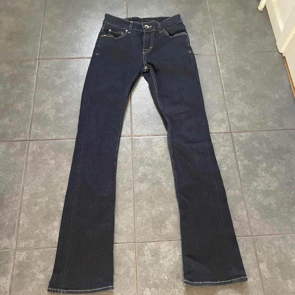 Lågmidjade jeans från tiger of Sweden i storlek 27/30. De är i nyskick. Innerbenslängd 78 midjemått rakt över 35💕. Jeans & Byxor.