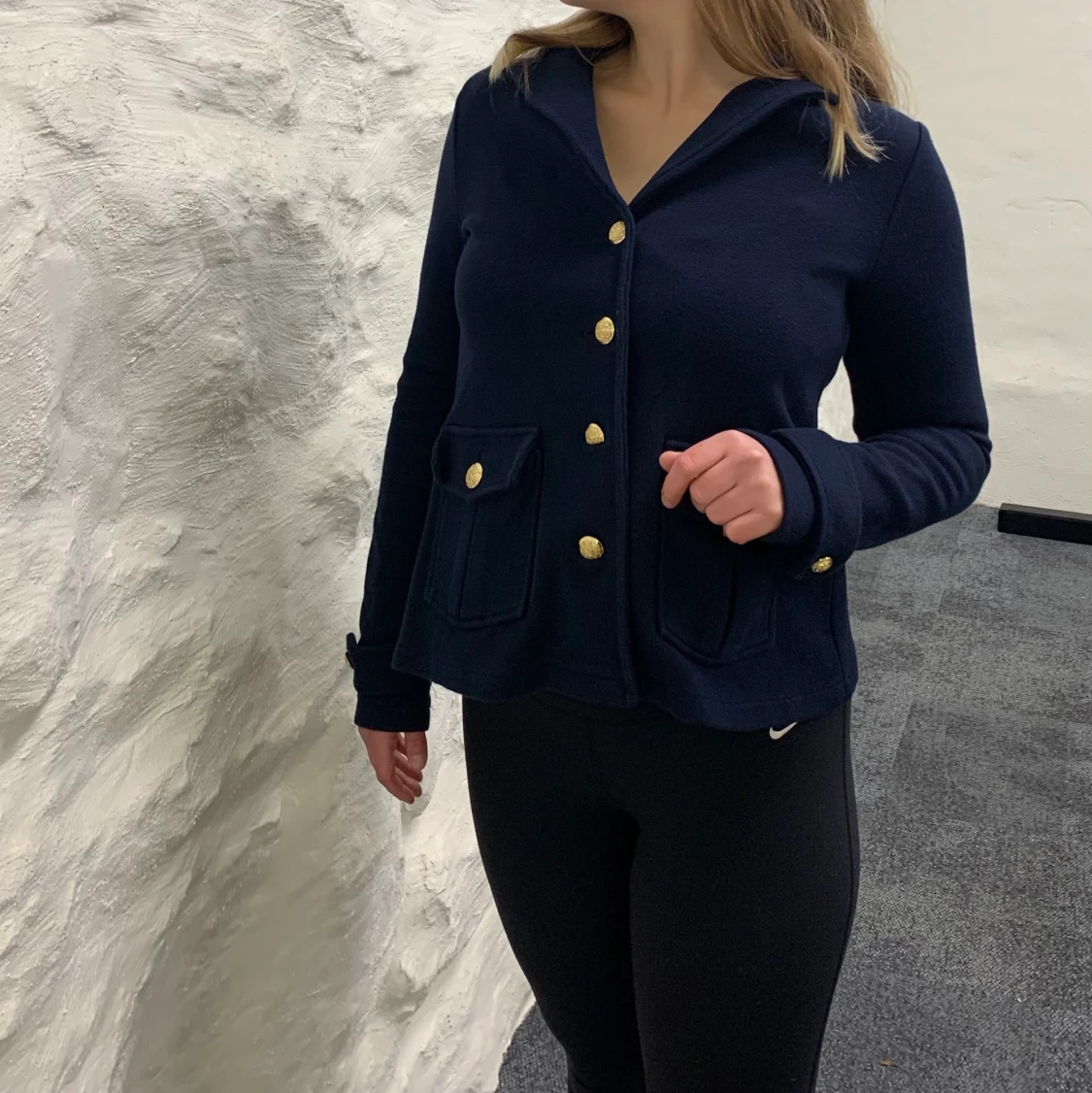 Marinblå kappa med elegans. - 90