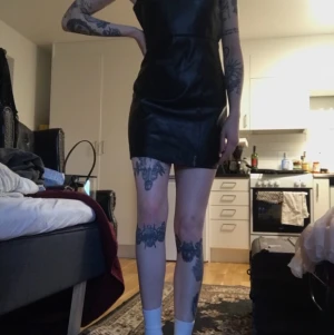 Klänning i skinnimitiation  - Klänning i skinnimitiation från monki i storlek 36, använd men i fint skick! 