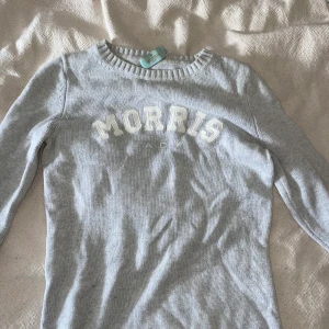 Morris tröja - Grå stickad tröja från Morris! I storlek XS. Använd, men i gott skick. Storlekslappen har lossnat på ena sidan, men den var så när jag köpte den ny☺️ köparen står för frakten. Pris kan diskuteras🤍