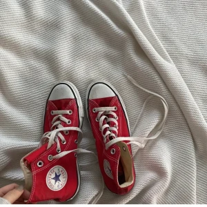 Converse  - Säljer mina röda converse då dom är lite slitna men ändå fina!!! 