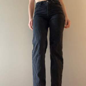 Svarta jeans från nakd i storlek 34. ”V-formad” midja. 