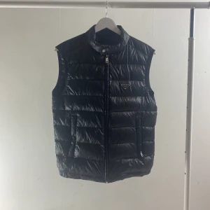 Prada väst - Prada väst, köpt för cirka 3år sedan från haiendshop ab. Litet hål syns knappt, kan skickas vid intresse. Kvitto finns