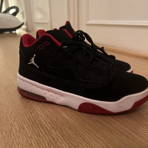 NIKE JORDANS 640kr - Nike Jordans i fin skick. Använt  endast 3 gånger  Jag säljer mina Nike Jordans i storlek 36.5  Säljer de p.g.a de blev små för mig 