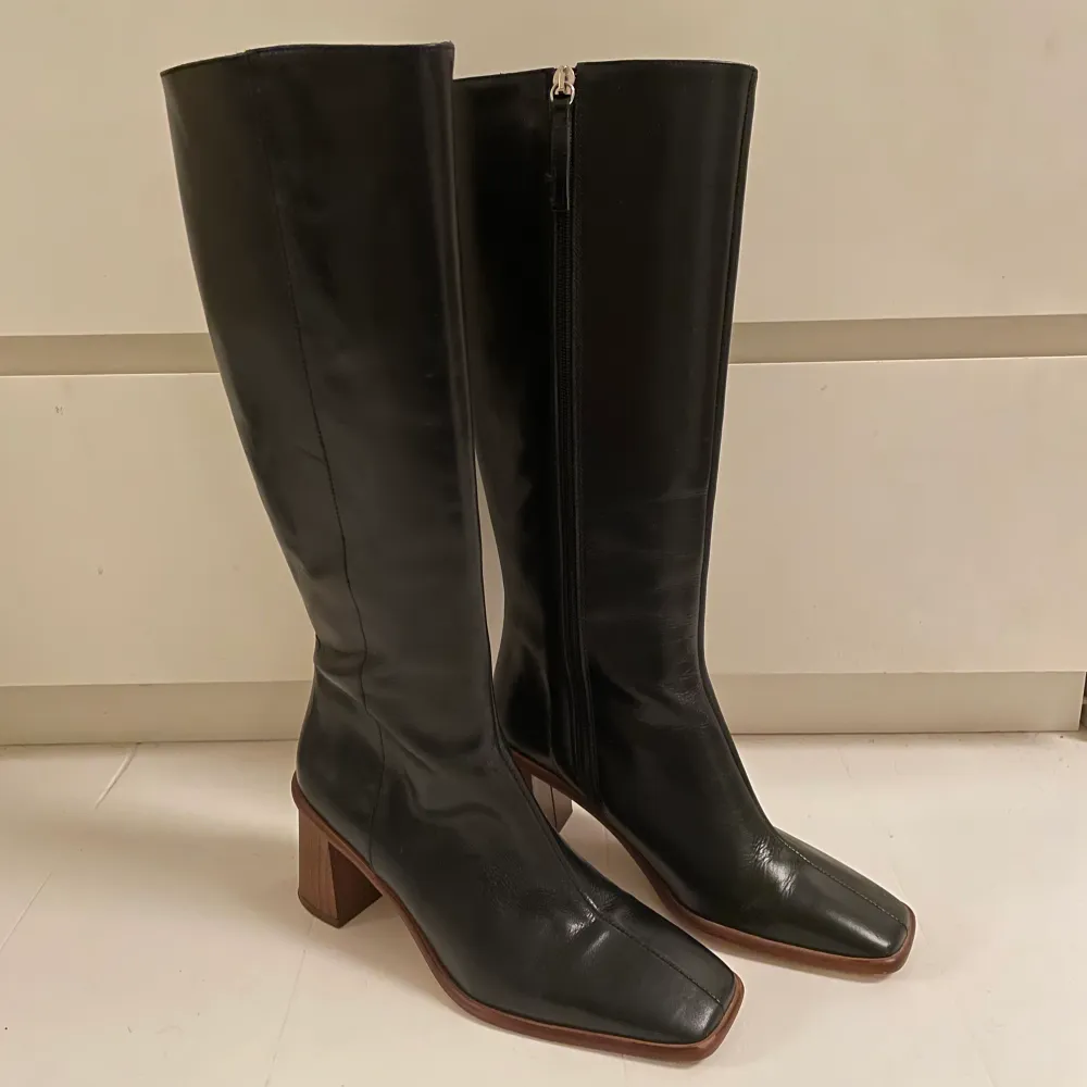 Klassiska boots perfekta nu till hösten! Säljer då dom är alldeles för höga för mig (156cm) och därför inte kommit till användning. Använda 1 gång och köpta för 3799.  Frakt ej inkluderat i priset!! . Skor.