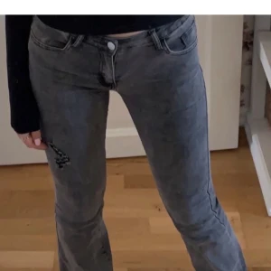 Grå bootcut jeans - Lägger upp igen pga ingen köpte dom sen. Säljer dom då jag inte längre använder dom. Jag är 166 och dom är lite lite långa på mig, därför är de lite slitningar längst ner vid fötterna. Annars bra skick! Kontakta för fler bilder eller funderingar❣️