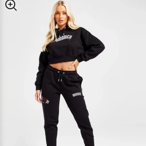 Hoodrich dress  - Säljer min dress då den inte kommer till användning, köpt för 1400kr säljer för 1000kr priset kan prutas ner vid snabb affär