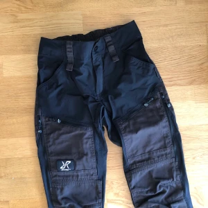 Friluftsbyxor revolutionrace  - Friluftsbyxor från Revolutionrace i storlek XS i färgen jetblack (grå/svart). Sparsamt använda och inga defekter. Nypris 799, säljer för 300 kr 🤍 Tryck inte på ”köp nu” utan skriv om ni är intresserade!