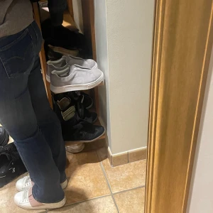 Lågmidjade jeans - Säljer dessa lågmidjade Levis jeans, använda 1 gång så i nyskick. Inga defekter och nypris var 1200kr. De är i bootcut modell, stprlek 27x30. Köp direkt 700kr🤍🧸💘