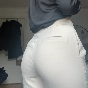 Beiga byxor från NA-KD - Knappt använda byxor från NA-KD i storlek 36. Skönt material och har fickor framtill. Vid intresse för fler bilder eller diskussion om pris hör av er🧸