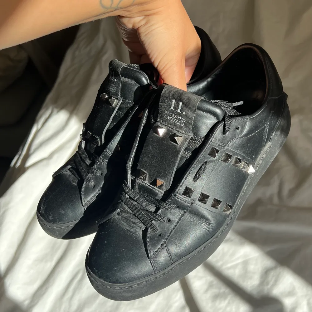 Valentino rockstud sneakers storlek 37.5, skulle passa 37-38 skulle jag säga!! Kartong, dustbag, extra skosnören och extra nitar medföljer. Lite slitning på höger framsko, se bilder!. Skor.