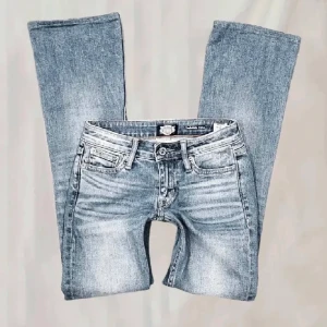 Crocker jeans - De perfekta bootcut lågmidjade jeansen från Crocker! säljer då dem tyvärr inte passade mig (bilder är från tjejen jag köpte ifrån) jättefint skick! W24 L31😊