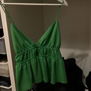  zara topp - Skit fin grön färg, super snygg på och sitter bra. Säljer pga att jag knabbt använt den då jag inte är bekväm 