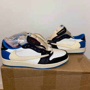 Jordan 1 Low Fragment x Travis Scott 44.5 - Säljer jordan 1 fragements helt oanvända. Strl 45. Orginalbox finns inte kvar