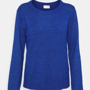 Vila stickad blå tröja  - Försöker sälja igen pga oseriös köpare. Säljer denna mysiga stickade tröjan från vila i storlek XS. Den har inga noppror och är i fint skick. Säljer för 150kr+ frakt. 💙 BILD 2 ÄR LÅNAD! (Tryck ej på "KÖP NU” skicka meddelande istället)🥰