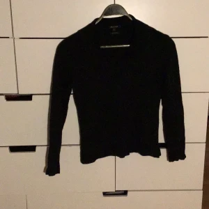 Massimo dutti tröja - Svart Massimo dutti tröja med öppen krage