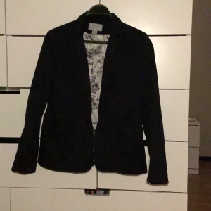 Kavaj - Kavaj med cooltmönster på insidan, är i storlek 42 men passar som en lite s,m. Oversized för en xs. 