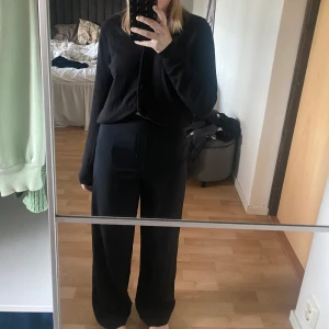 Kostymbyxor - Kostymbyxor från bikbok i storlek 36/S, lite noppriga 