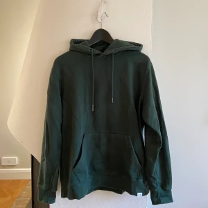 Hoodie från Pull & Bear strl M - Mörkgrön Pull & Bear hoodie i storlek M. Sitter true to size! Inga skador eller noppror på plagget! 