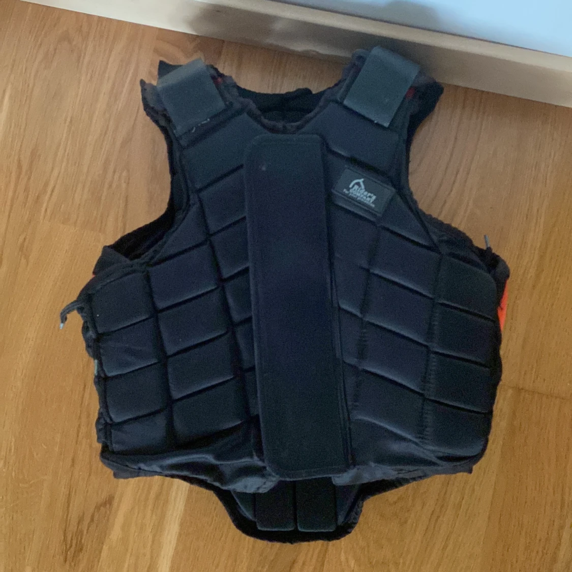 Svart ridhäst i storlek 8=xxs