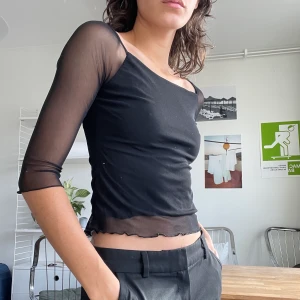 Superfin Y2K meshtop - Jag kommer sakna den här 💔 Snygg bekväm, galet fint sömad som ni ser.  Passformen är bra. Köpt Vintage. Obs. Märkte att nån sytt (snyggt iof) den i armhålan, antar att den gått upp där förut. Inte märkt av det alls medan jag haft den åndå!