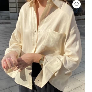 Djerf Avenue oyster shirt  - Djerf Avenues oyster on the go shirt. Använd 2-4 gånger. Storlek S. Endast Swish!