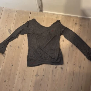 Nike tröja - Jätte fin Nike tröja som köptes men var för liten :(  Har tyvärr ingen användning för den men så så fin skicket är 9/10 och har aldrig använts. Fina ”ritningar” på sidan som är röda !