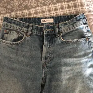Ett par zara jeans son inte Kommer till andväning jag är osäker på om dom säljs längre storlek 34 alltså S! Köpte de för 600 . De är lite insydd vid benen så hade passat för lite korta människor.