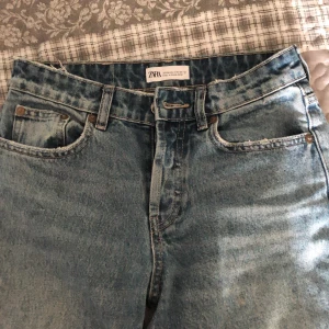 Straight mid waist zara jeans  - Ett par zara jeans son inte Kommer till andväning jag är osäker på om dom säljs längre storlek 34 alltså S! Köpte de för 600 . De är lite insydd vid benen så hade passat för lite korta människor.
