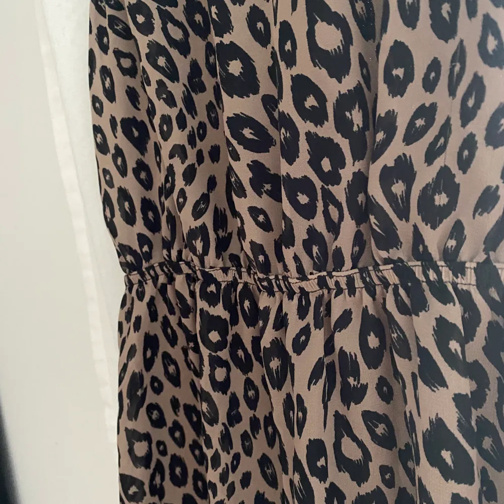En klänning i leopardmönster från JC i storlek S . Klänningar.