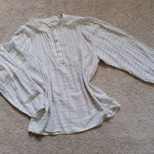 Blouse with horizontal stripes  - Blouse with buttons, made of 62% cotton and 28% viscose. 
