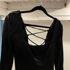 Festtopp - Snygg, svart klassisk festtopp från zara med knytning i ryggen! Aldrig använd pga. för liten