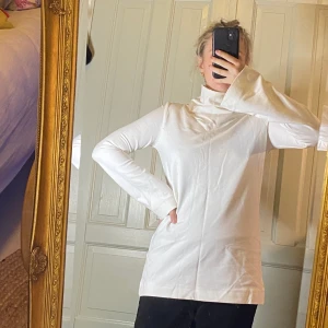 Vit polo från weekday  - Använd 1 gång, fin clean vit polo från weekday. Strlk XS. Mjukt och bekvämt tyg💜