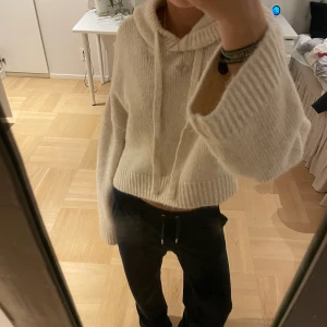 Stickad tröja - Jättemysig och snygg stickad hoodie. Aldrig använd så den är i nyskick! ❌Högsta bud 260kr❌