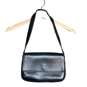 Handväska  - SVART HANDVÄSKA FRÅN FACCIANO                                              SKICK: Väskan är i bra skick och har inga defekter. 