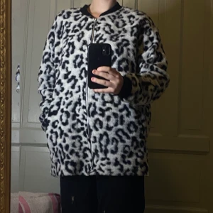 Höst jacka leopard - Från pull & bear US 28 (M). Mysig grå ”leo” jacka. 