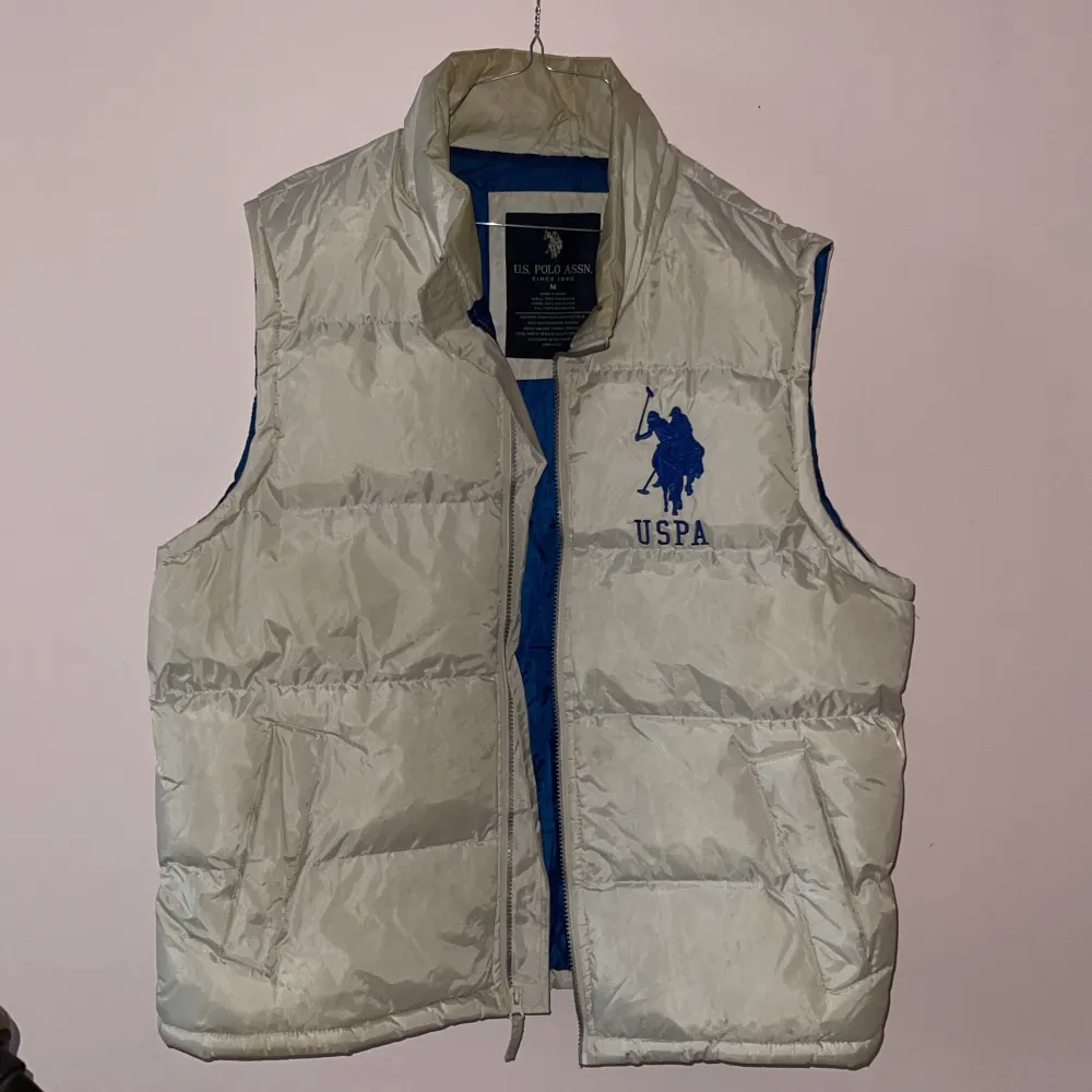 US Polo ASSN vest. Storlek M. Kontakta om frågor.  250snabb pris. Jackor.