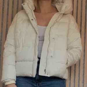 Vit pufferjacka från MANGO - Vit trendig pufferjacka/vinterjacka från MANGO. Perfekt nu när det börjar bli lite kallare! Aldrig använd (lapparna är kvar!). Välgjord jacka i kvalité!! Har muddar vid ärmarna och snygga dragkedjor vid fickorna. Barnstorlek M, men passar mig, 171cm S/M