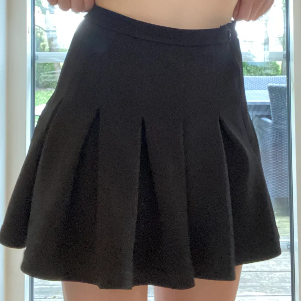 Superfin svart kjol från Shein, använd få gånger och väldigt fint skick🤍 I storlek Xs men passar även S. . Kjolar.