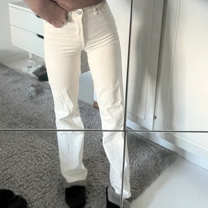 Bikbok jeans - Vita/krämvita jeans från bikbok i strl 25. Högmidjade. Små i storleken passar någon som är typ 24 men kan säkert passa 25 också! Kommer inte till användning längre. Använda fåtal gånger. Jag är 164/165