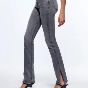 Zara split jeans - Så fina men inte min stil längre riktigt. Strl 34. Har klippt de och sytt upp så de passar nog någon mellan 160-168 bäst i längden. Slutsålda.