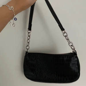 Svart väska - En vanlig svart väska med lite kedje detaljer på handtaget ❤️‍🔥 använd men i bra skick