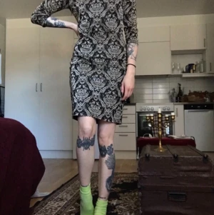 Mönstrad klänning - Mönstrad klänning med guldtrådar i, storlek s, fantastiskt fin på och i mycket bra skick 