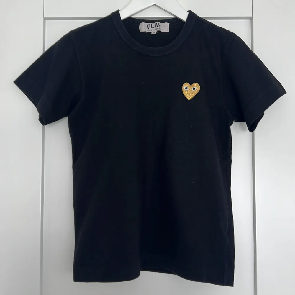 En T-shirt ifrån Comme des Garçons PLAY. Storlek M men liten i storlek så passar även en XS/S.  Sparsamt använd och i fint skick.. T-shirts.