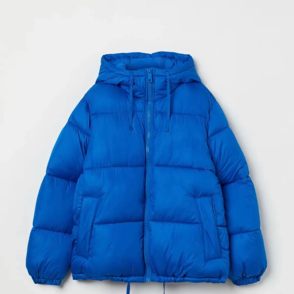 Säljer denna jätte fina blå jacka från H&M i strlk M💞 (klicka inte på köp nu). Jackor.